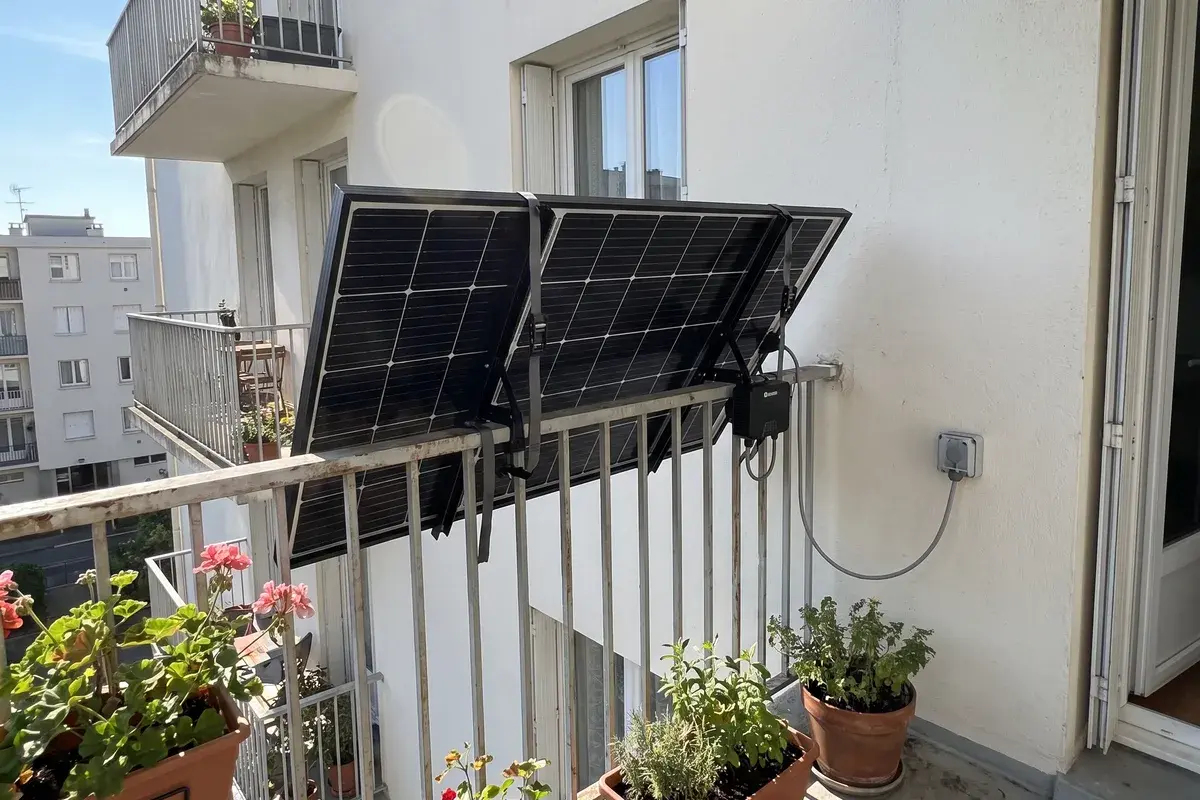 Module Beem fixé par ses pattes et ses sangles à l’extérieur d’un garde-corps de balcon, branché sur une prise extérieure étanche.