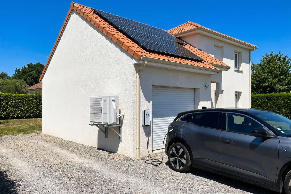 Maison équipée de panneaux solaires, d’une pompe à chaleur Atlantic Alféa Extensa et d’une borne Hager witty start qui recharge une Renault Mégane E-Tech.