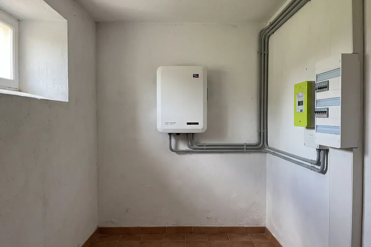 Onduleur SMA Sunny Tripower Smart Energy fixé dans un cellier sec et ventilé, près du compteur Linky et du tableau électrique.